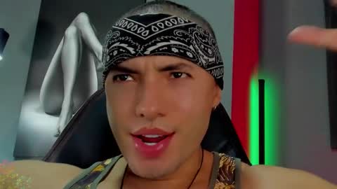 Snapshot of david_jons7 chatting on November 12, 12:11 am David Jons online show from November 12, 12:11 am