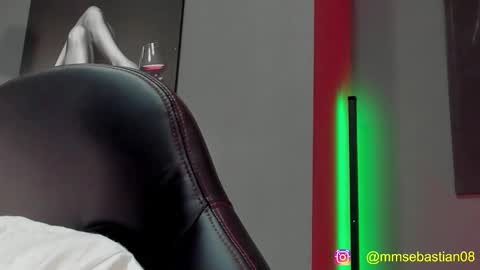 Snapshot of david_jons7 chatting on December 3, 2:52 am David Jons online show from December 3, 2:52 am