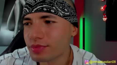 Snapshot of david_jons7 chatting on December 3, 11:14 pm David Jons online show from December 3, 11:14 pm