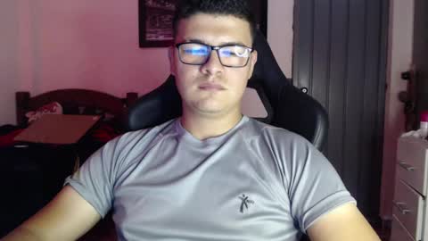 Snapshot of david_smit_ chatting on February 19, 6:43 pm david smit online show from February 19, 6:43 pm