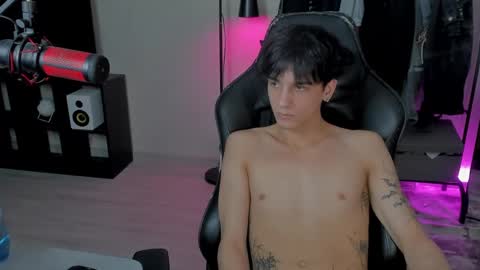 Snapshot of davisross chatting on January 31, 9:48 pm davis online show from January 31, 9:48 pm