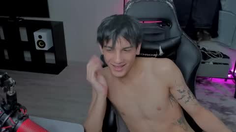 Snapshot of davisross chatting on March 6, 12:10 am davis online show from March 6, 12:10 am