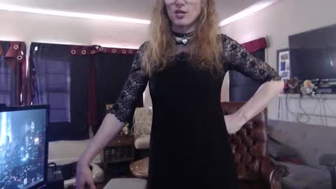 Snapshot of deadpuddle chatting on February 10, 7:29 pm Sophie Warren online show from February 10, 7:29 pm