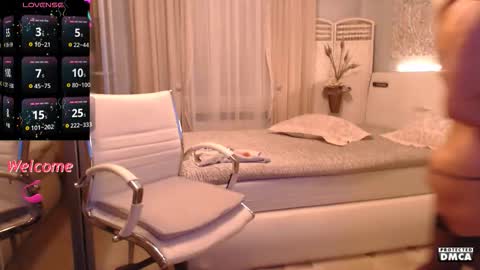 Snapshot of dealux_ chatting on November 27, 5:15 pm DeaLux online show from November 27, 5:15 pm