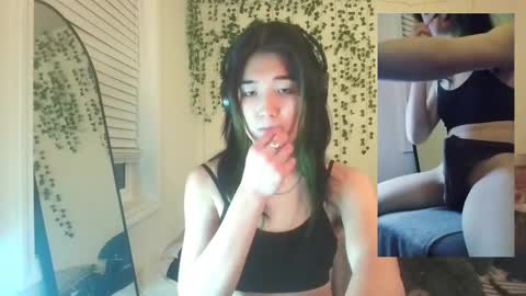 Snapshot of deciduousdoll chatting on September 21, 6:04 am deciduousdoll online show from September 21, 6:04 am
