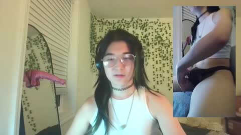 Snapshot of deciduousdoll chatting on October 5, 5:28 am deciduousdoll online show from October 5, 5:28 am