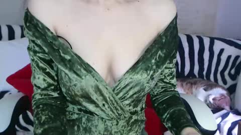 Snapshot of deessedivine chatting on January 1, 12:33 pm KamiDevi online show from January 1, 12:33 pm