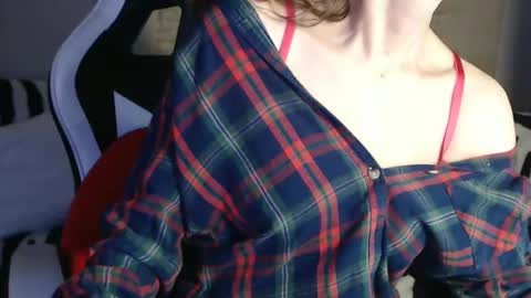 Snapshot of deessedivine chatting on January 8, 3:39 pm KamiDevi online show from January 8, 3:39 pm