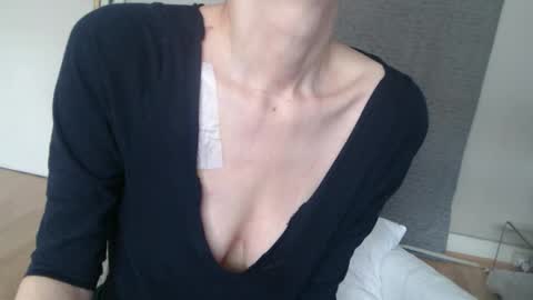 Snapshot of deessedivine chatting on October 25, 12:23 pm KamiDevi online show from October 25, 12:23 pm