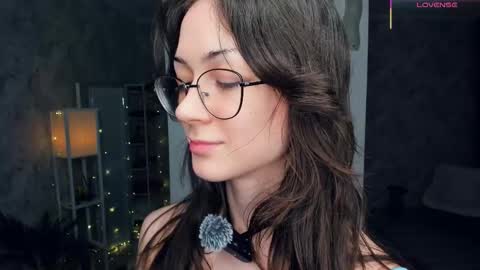 Snapshot of defeded_lovee chatting on March 1, 8:33 pm Amy online show from March 1, 8:33 pm