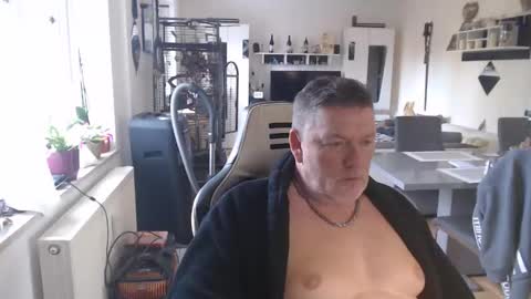 Snapshot of deinprinz2312 chatting on December 4, 9:40 am deinprinz2312 online show from December 4, 9:40 am