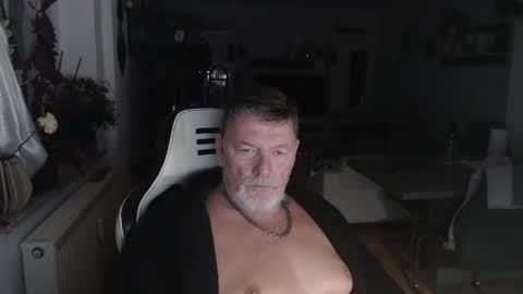 Snapshot of deinprinz2312 chatting on October 11, 3:39 am deinprinz2312 online show from October 11, 3:39 am