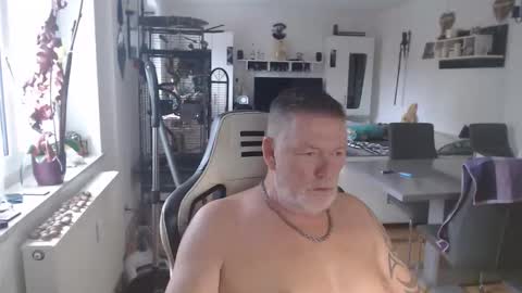 Snapshot of deinprinz2312 chatting on October 28, 9:57 am deinprinz2312 online show from October 28, 9:57 am