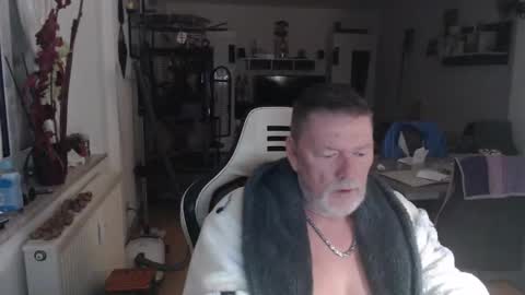 Snapshot of deinprinz2312 chatting on November 4, 5:17 am deinprinz2312 online show from November 4, 5:17 am