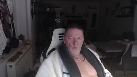 Snapshot of deinprinz2312 chatting on November 20, 4:01 am deinprinz2312 online show from November 20, 4:01 am