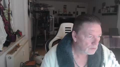 Snapshot of deinprinz2312 chatting on November 24, 5:29 am deinprinz2312 online show from November 24, 5:29 am