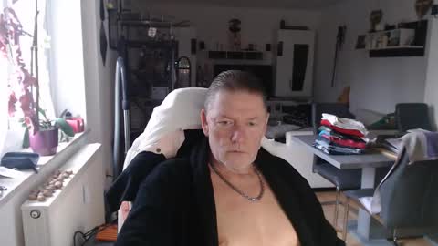 Snapshot of deinprinz2312 chatting on December 3, 7:49 am deinprinz2312 online show from December 3, 7:49 am