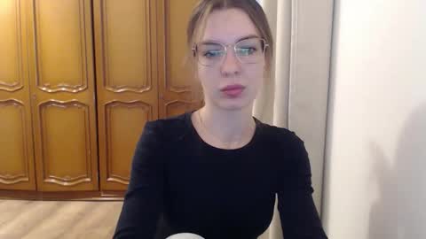 Snapshot of delightaurora chatting on November 18, 6:29 am Aurora online show from November 18, 6:29 am