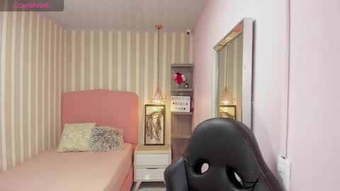 Snapshot of delilaquinn chatting on December 1, 7:19 pm delilaquinn online show from December 1, 7:19 pm