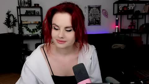 dellacrush_ online show from March 30, 6:20 pm