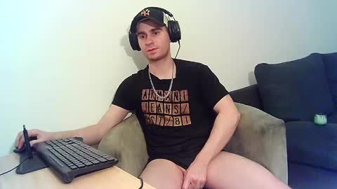 Snapshot of demoverzze chatting on January 17, 1:04 am Dominik online show from January 17, 1:04 am