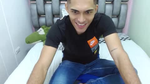 Snapshot of derek_storm_ chatting on October 25, 10:34 am D E R E K online show from October 25, 10:34 am