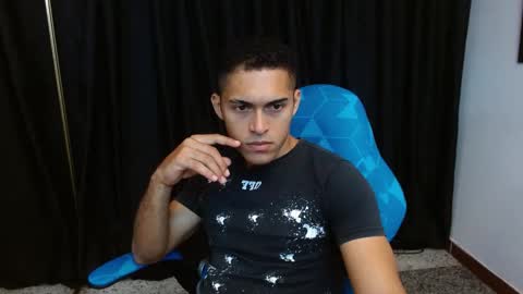 Snapshot of derek_storm_ chatting on December 17, 1:06 pm D E R E K online show from December 17, 1:06 pm