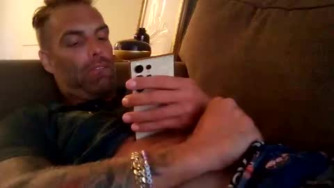 Snapshot of desertan20 chatting on October 6, 10:40 pm Tall and Handsome online show from October 6, 10:40 pm