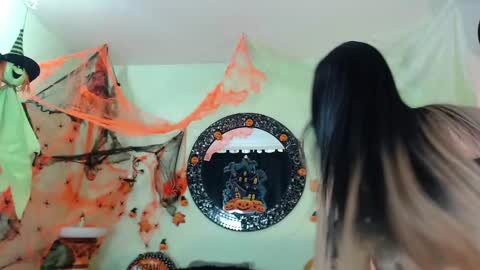 Snapshot of destinyhills_ chatting on October 24, 12:01 pm Destiny online show from October 24, 12:01 pm