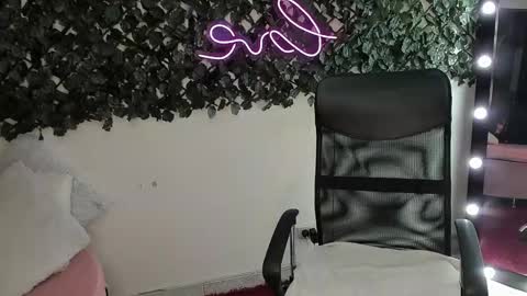 Snapshot of destinyhills_ chatting on November 6, 12:06 pm Destiny online show from November 6, 12:06 pm