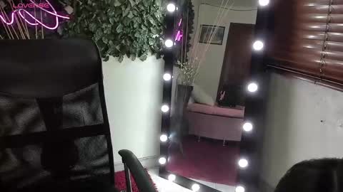 Snapshot of destinyhills_ chatting on November 11, 12:05 pm Destiny online show from November 11, 12:05 pm