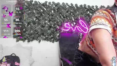 Snapshot of destinyhills_ chatting on December 1, 11:59 am Destiny online show from December 1, 11:59 am