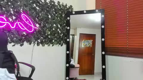 Snapshot of destinyhills_ chatting on December 2, 12:10 pm Destiny online show from December 2, 12:10 pm