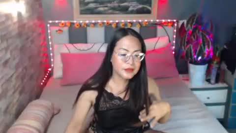 Snapshot of destinyrosexx chatting on November 15, 3:37 am Rose online show from November 15, 3:37 am