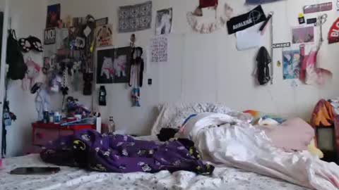 Snapshot of devilg1rl chatting on December 1, 10:21 pm poutyangel online show from December 1, 10:21 pm