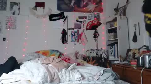 Snapshot of devilg1rl chatting on December 8, 1:13 am poutyangel online show from December 8, 1:13 am