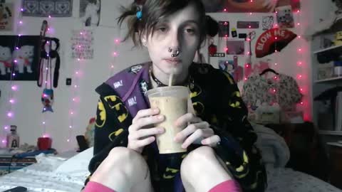 Snapshot of devilg1rl chatting on February 23, 6:39 am poutyangel online show from February 23, 6:39 am