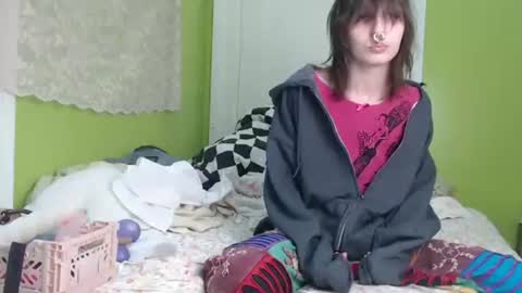 Snapshot of devilg1rl chatting on October 23, 11:03 pm poutyangel online show from October 23, 11:03 pm