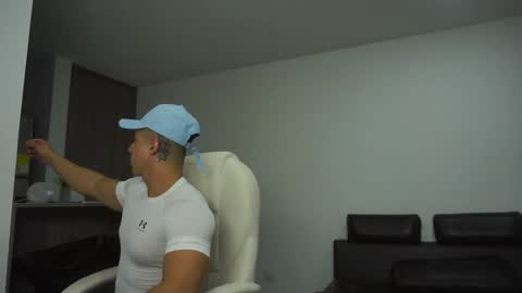 Snapshot of devin_hunter chatting on December 4, 1:47 am Devin Hunter online show from December 4, 1:47 am