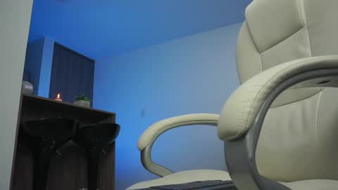 Snapshot of devin_hunter chatting on December 14, 3:51 am Devin Hunter online show from December 14, 3:51 am