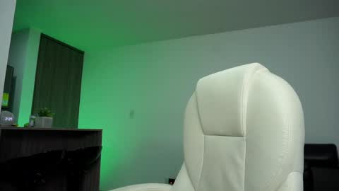 Snapshot of devin_hunter chatting on December 20, 7:28 pm Devin Hunter online show from December 20, 7:28 pm