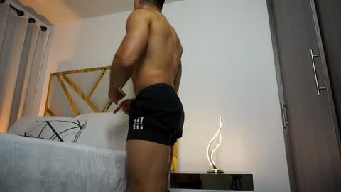 Snapshot of devin_hunter chatting on February 6, 3:06 am Devin Hunter online show from February 6, 3:06 am