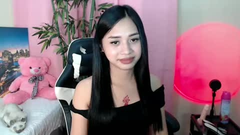 Snapshot of devine_goddessx chatting on February 1, 1:09 pm Devine Greyson online show from February 1, 1:09 pm