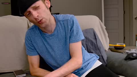 Snapshot of dilldough405 chatting on December 24, 9:11 pm Dilldough405 online show from December 24, 9:11 pm