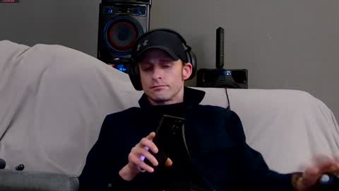 Snapshot of dilldough405 chatting on December 27, 7:24 pm Dilldough405 online show from December 27, 7:24 pm