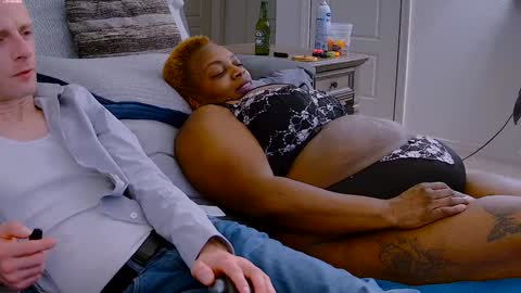 Snapshot of dilldough405 chatting on February 2, 10:17 pm Dilldough405 online show from February 2, 10:17 pm