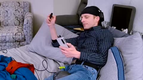 Snapshot of dilldough405 chatting on February 22, 5:12 am Dilldough405 online show from February 22, 5:12 am