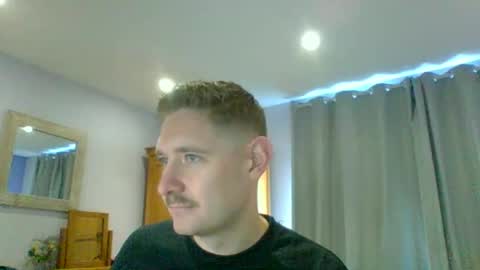 Snapshot of dirtylondon729 chatting on November 17, 10:32 am Exhibitionist Ben online show from November 17, 10:32 am