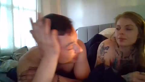 disfrutocouple online show from April 28, 5:23 am