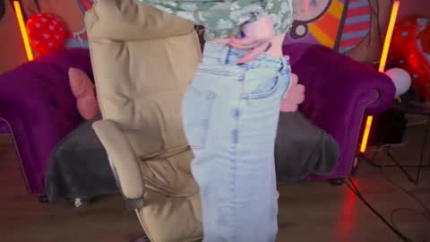 Snapshot of divinejasss chatting on March 4, 10:27 pm DivineJasss online show from March 4, 10:27 pm